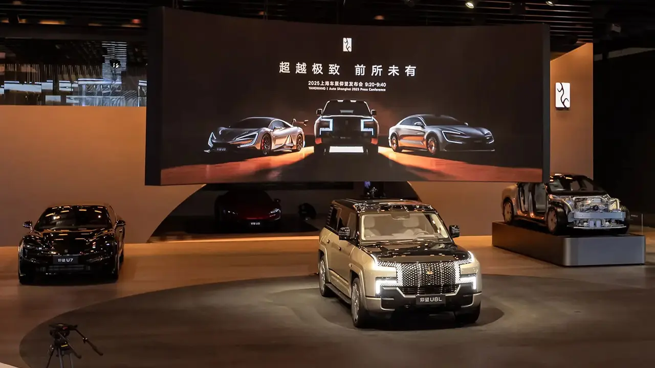 Debut BYD Yangwang U8L di Shanghai, SUV Listrik Mewah dengan Tenaga 1.180 Hp (Carnewschina)