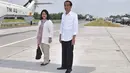 Presiden Jokowi dan Ibu Negara Iriana Jokowi usai meresmikan tol Surabaya-Mojokerto Seksi IV ruas Krian-Mojokerto di Desa Penompo, Kecamatan Jetis, Kabupaten Mojokerto, Jawa Timur, Sabtu (19/3). (Setpres/Agus Suparto)