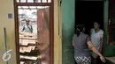 Warga bukit Duri berbincang di rumah yang sebagian telah dibongkar oleh Pemprov DKI Jakarta, Selasa (13/9). Pemprov DKI berencana keluarkan Surat Peringatan (SP) 3 hari ini yang dilanjutkan pembongkaran pada Rabu 14/9 besok. (Liputan6.com/Yoppy Renato)