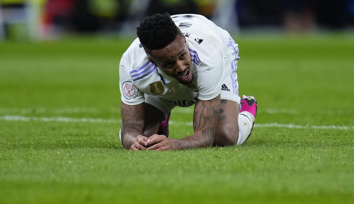 Reaksi kecewa Pemain Real Madrid, Eder Militao setelah timnya kalah pada laga leg pertama semifinal Copa Del Rey 2022/2023 melawan Barcelona di Santiago Bernabeu, Madrid, Jumat (03/03/2023) WIB. Laga berakhir dengan skor 1-0 untuk kemenangan Barcelona. (AP Photo/Manu Fernandez)