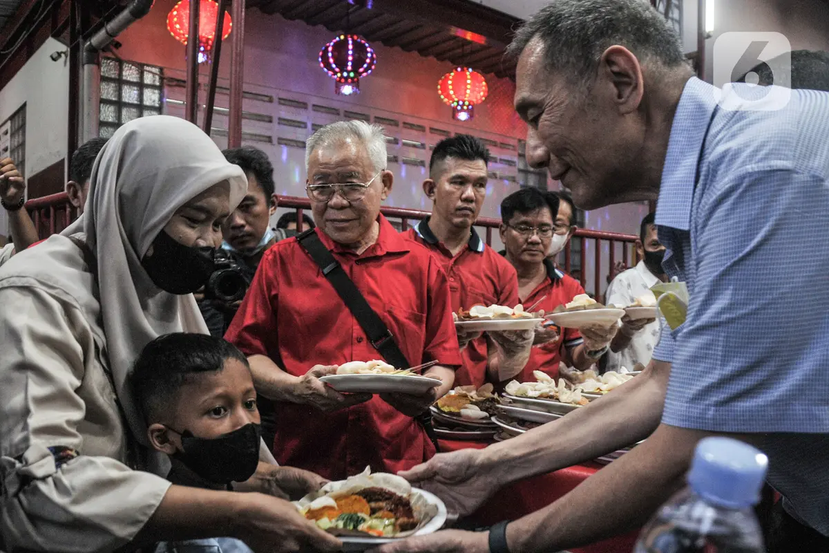 Kesederhanaan Jusuf Hamka Buka Puasa Bersama di Wihara Dharma Bhakti