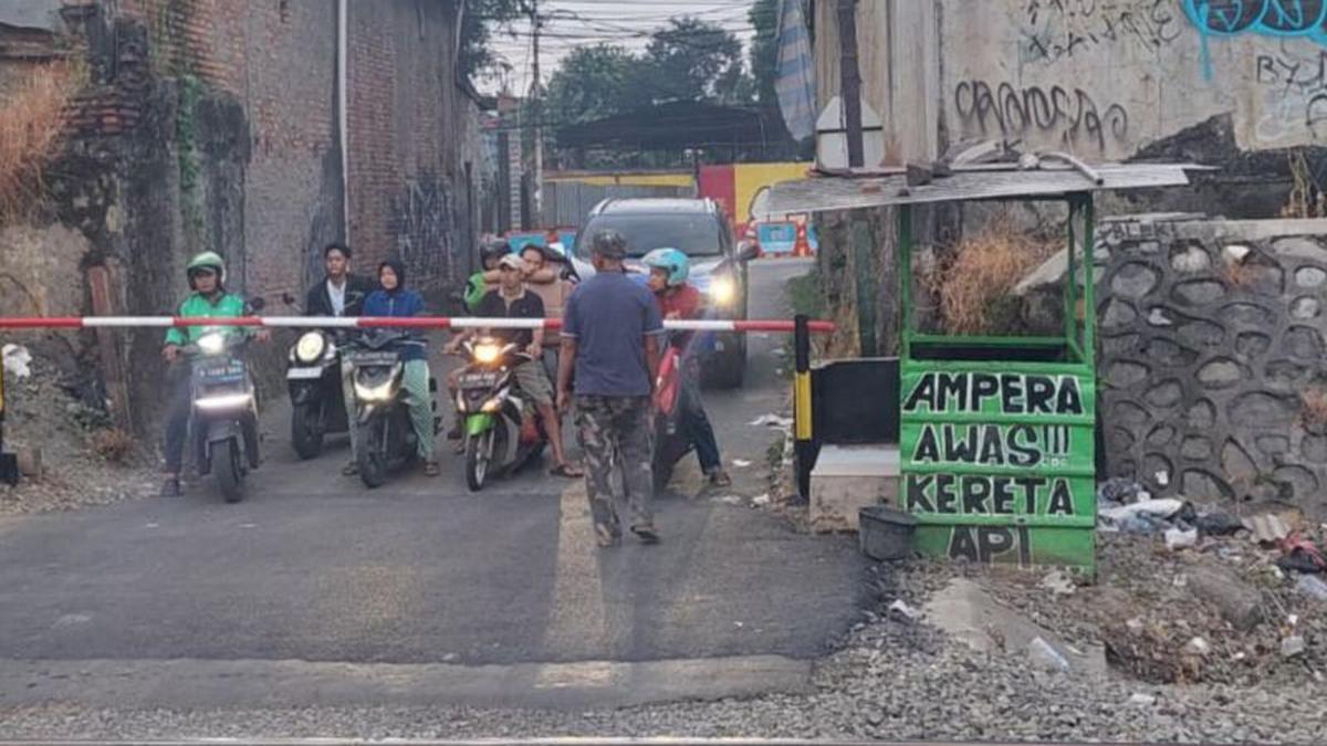 Perlintasan Kereta di Stasiun Bekasi Timur Kini Dipasangi Palang Pintu