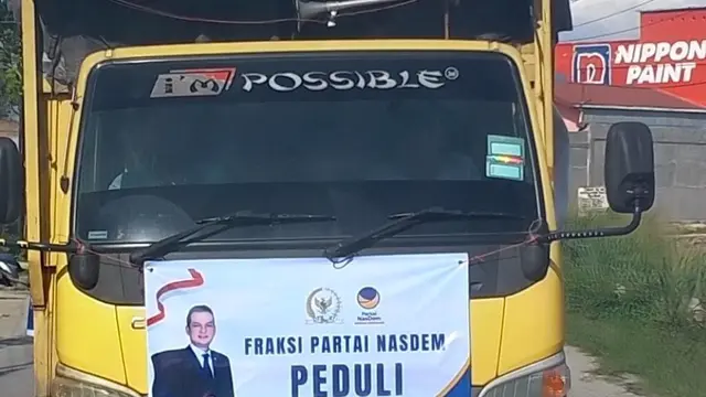 Anggota DPR RI Martin Manurung bersama Fraksi Partai NasDem DPR RI menyalurkan bantuan logistik untuk korban bencana banjir