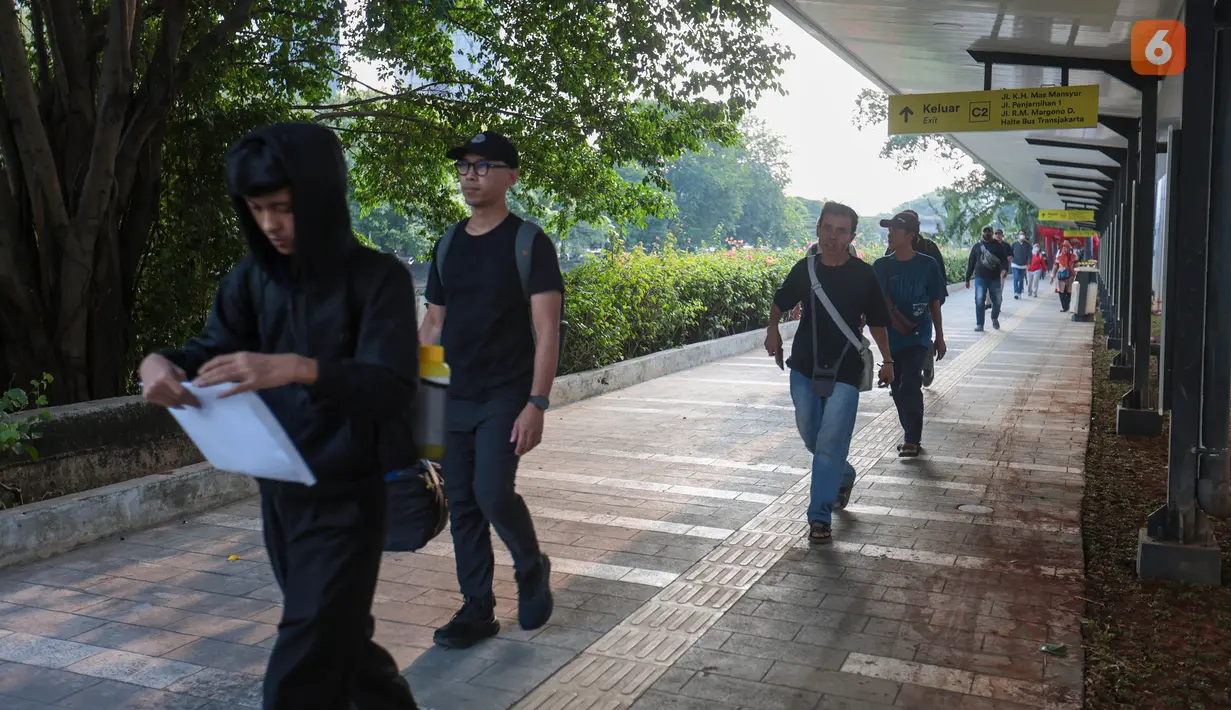 Calon penumpang berjalan di selasar pedestrian yang menghubungkan Stasiun Karet dan Stasiun BNI City di Jakarta, Kamis (3/9/2026). PT Kereta Api Indonesia (Persero) atau KAI menargetkan pembangunan travelator sebagai bagian dari integrasi kedua stasiun rampung dalam 70 hari. Integrasi tersebut dilakukan setelah Stasiun Karet berhenti beroperasi mulai 1 September 2026. (KLY/Budy Santoso)