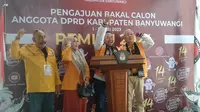 Ketua Partai Hanura Banyuwangi Basuki Rahmat (Tengah) berikan keterangan pers susai pendaftaran bacaleg ke KPU Banyuwangi (Hermawan Arifianto/Liputan6.com)