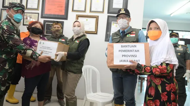 Gubernur Jabar Ridwan Kamil bersama Ketua Umum Jabar Bergerak Atalia Ridwan Kamil meninjau lokasi banjir.