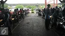 Petugas mengecek tiket masuk di pintu Utama untuk memasuki Taman Impian Jaya Ancol, Jakarta Utara, Jumat (6/5). Libur panjang dimanfaatkan warga Jakarta untuk mengunjungi objek wisata di Kawasan Ancol. (Liputan6.com/Gempur M Surya)