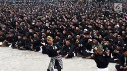 Dua pesilat memeragakan jurus saat kegiatan Bumi Reog Berzikir 2018 dan Deklarasi Pemilu Damai di Alun-alun Ponorogo, Jawa Timur, Minggu (30/12). Kegiatan yang diikuti 45.024 pesilat memecahkan Rekor MURI. (Liputan6.com/HO/Firdaus)