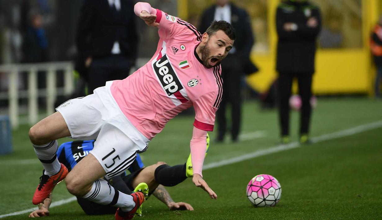 Pemain Juventus, Andrea Barzagli terjatuh saat berebut bola dengan pemain Atalanta pada lanjutan Serie A 2015-2016  di Stadion Atleti Azzurri d'Italia, Minggu (6/3/2016) malam WIB. (AFP/Olivier Morin)