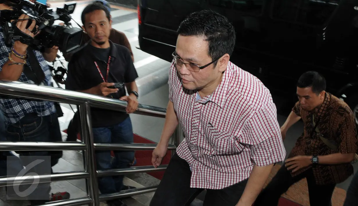 Terdakwa kasus korupsi pengadaan alat kesehatan Pemprov Banten, Dadang Prijatna saat akan menjalani pemeriksaan di Gedung KPK, Jakarta, Jumat (26/2). Tangan kanan Tubagus Chaeri Wardana itu diperiksa sebagai saksi kasus TPPU. (Liputan6.com/Helmi Afandi)