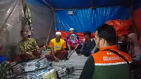 Relawan Alazka Care membagikan bantuan kepada korban gempa Cianjur. (Ist)