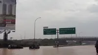  Banjir di Tol Cibatu Karawang membuat lalu lintas tersendat. (@febrynartisandi)