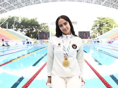 Atlet renang putri Indonesia, Masniari Wolf, kembali mengharumkan nama Tanah Air di SEA Games 2025 Thailand. Ia meraih medali emas pada final 50m gaya punggung putri dengan catatan waktu 28,80 detik pada Kamis (11/12/2025) lalu. (Dok. PB Akuatik Indonesia)