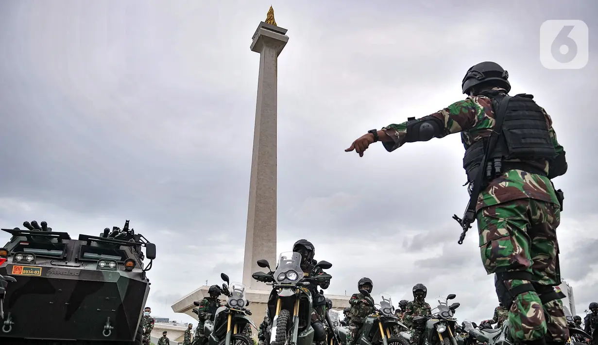 Personel TNI bersiap mengikuti apel Operasi Lilin Jaya 2020 di Lapangan Silang Monas, Jakarta, Senin (21/12/2020). Polda Metro Jaya menyiapkan 8.179 personel gabungan dari TNI, Polri dan Pemprov DKI yang akan ditempatkan di sejumlah pos pengamanan dan pos pelayanan. (merdeka.com/Iqbal S. Nugroho)