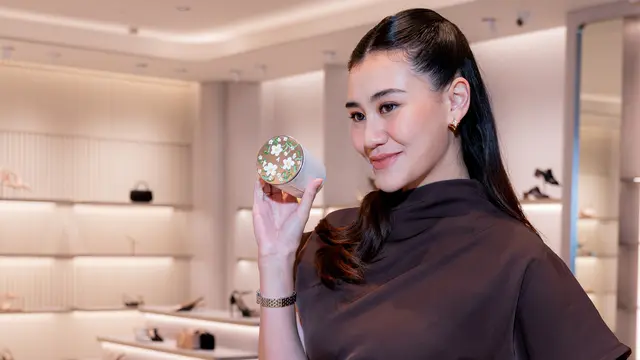 Inspirasi Gaya Ramadan ala Aaliyah Massaid, Atasan Unik Berpadu dengan Envelop Bag