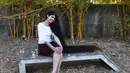 Gadis asal India, Nilanshi Patel (17), yang telah dianugerahi Guinness World Record 2019, berpose di kota Modasa, Ahmedabad, Minggu (19/1/2020). Rapunzel di dunia nyata ini mulai menumbuhkan rambutnya setelah mendapat potongan rambut yang jelek pada usia 6 tahun. (SAM PANTHAKY/AFP)
