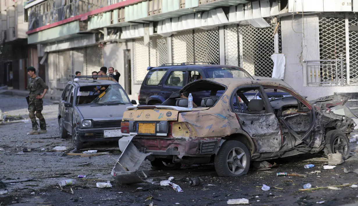 Sejumlah mobil hancur setelah serangan bom di Kabul, Afghanistan, Rabu (4/8/2021). Ledakan bom mobil yang disusul dengan tembakan sporadis menghantam Kabul, Afghanistan, pada Selasa (3/8) malam. (AP Photo/Rahmat Gul)