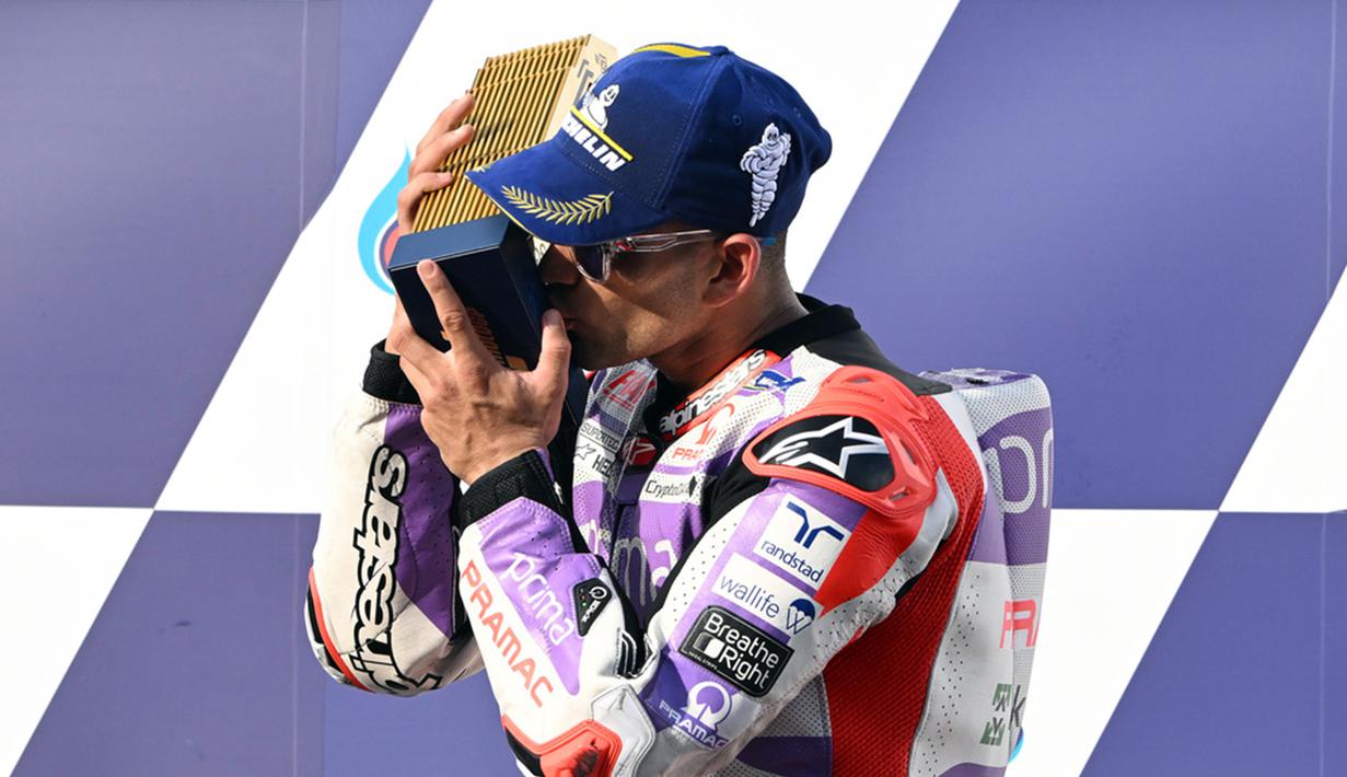 Ini adalah kemenangan keempat Jorge Martin pada musim ini, menyusul kesuksesan di Jerman, San Marino, dan Jepang. Capaiannya di Buriram juga membuat jaraknya dari Francesco Bagnaia di klasemen terpangkas menjadi 13 poin. (AP Photo/Kittinun Rodsupan)