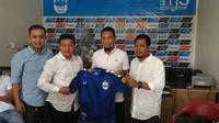 Muhammad Ridwan diperkenalkan sebagai pemain baru PSIS Semarang untuk kompetisi Liga 2 2017. (Bola.com/Ronald Seger Prabowo)