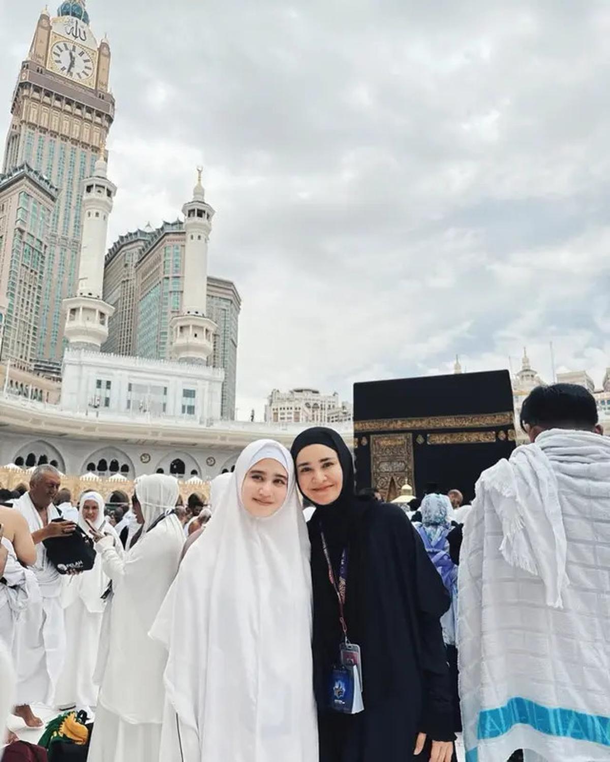7 Potret Artis Lebaran 2025 di Tanah Suci, Bella Saphira hingga Adipati Dolken