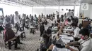 Orangtua dari anak penerima KJP menunggu antrean di Matraman, Jakarta, Selasa (24/11/2020). Penyaluran KJP dibagi per wilayah dan per jenjang pendidikan yang akan berlangsung selama seminggu. (merdeka.com/Iqbal S. Nugroho)