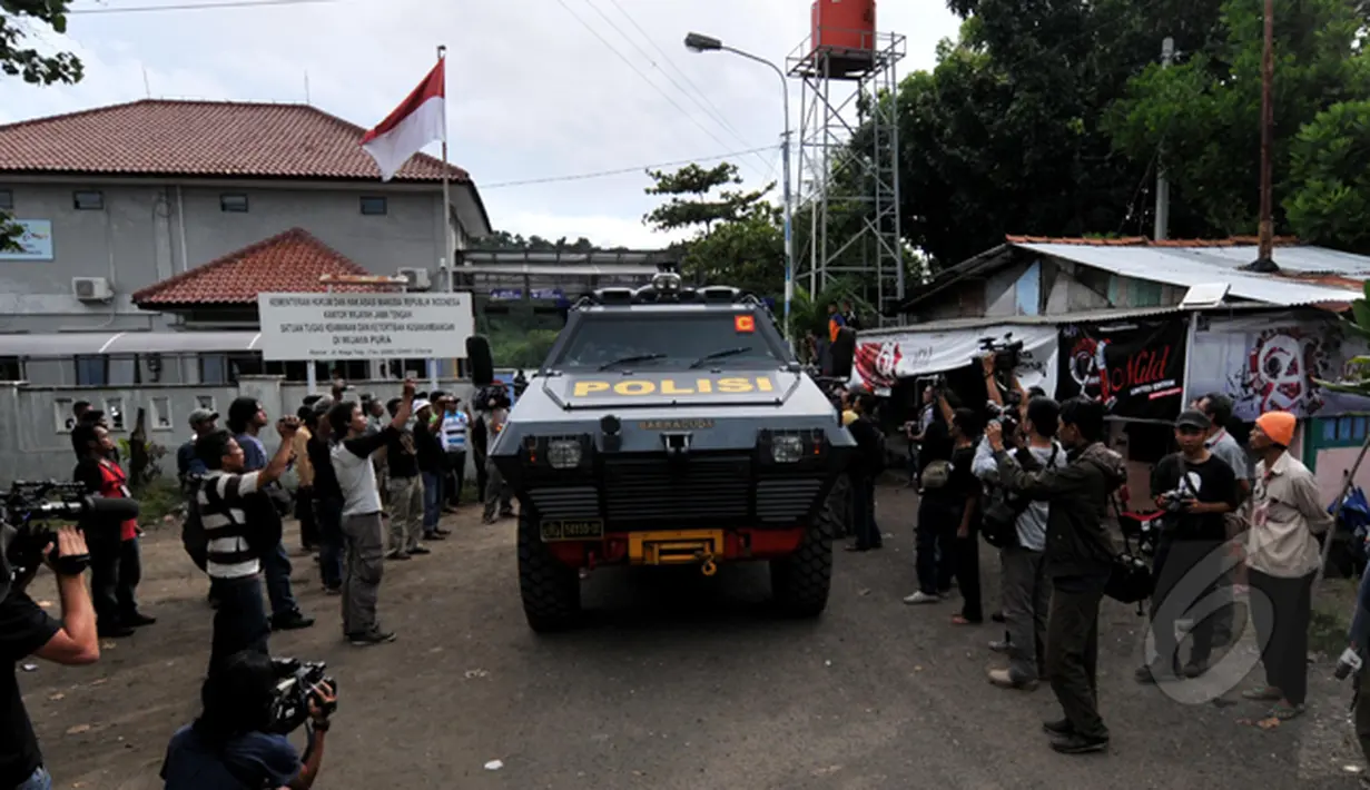Kepulangan mobil militer dari Nusakambangan, Cilacap, JaDua terpidana mati penyelundup narkoba asal Australia dipindahkan ke Nusakambangan untuk menjalani eksekusi. (Liputan6.com/Johan Tallo)