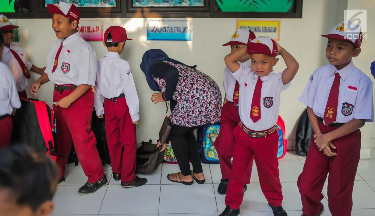 Sejumlah murid bersiap mengikuti upacara bendera pada hari pertama sekolah di SDN Pisangan 02, Ciputat, Tangerang Selatan, Senin (15/7/2019). Senin, 15 Juli 2019 merupakan hari pertama masuk sekolah tahun ajaran 2019/2020 usai libur panjang. (Liputan6.com/Faizal Fanani)
