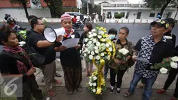 Aksi damai GKSI tersebut sebagai bentuk rasa simpatik atas kasus penembakan yang menewaskan 50 orang di klab malam komunitas LGBT di Orlando, AS, beberapa waktu lalu, Jakarta, Selasa (14/6). (Liputan6.com/ Immanuel Antonius)