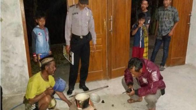 Warga memasak menggunakan metana di Desa Waruktengah, Kecamatan Pangkur, Ngawi, Rabu (8/8 - 2018). (Solopos.com/Polres Ngawi)