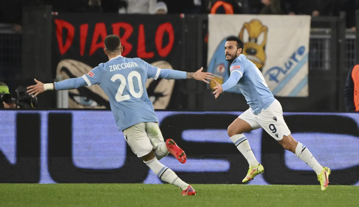 Penyerang Lazio, Pedro (kanan) melakukan selebrasi setelah mencetak gol ke gawang Napoli pada pertandingan lanjutan Liga Serie A Italia di stadion Olimpiade Roma, Senin (28/2/2022). Napoli menang tipis atas Lazio 2-1. (Alfredo Falcone/LaPresse via AP)
