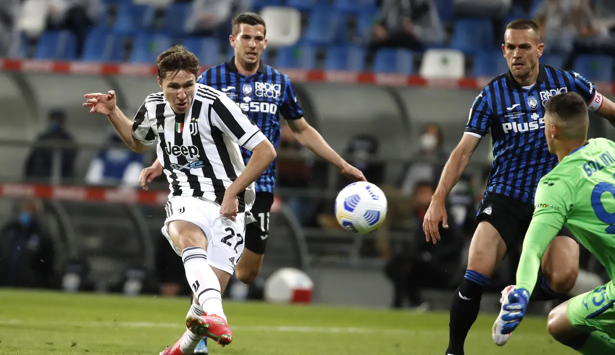 Striker Juventus, Federico Chiesa (kiri) melepaskan tendangan ke gawang Atalanta dalam laga final Coppa Italia 2020/2021 di Mapei Stadium, Rabu (19/5/2021). Juventus menang 2-1 dan menjadi juara. (AP/Antonio Calanni)