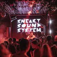 Duo asal Australia yang sangat digemari ini akan tampil setiap hari Sabtu di bulan Juli dan Agustus 2023.