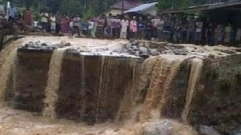 Ranting Pohon Selamatkan Korban Longsor Air Terjun Dua Warna