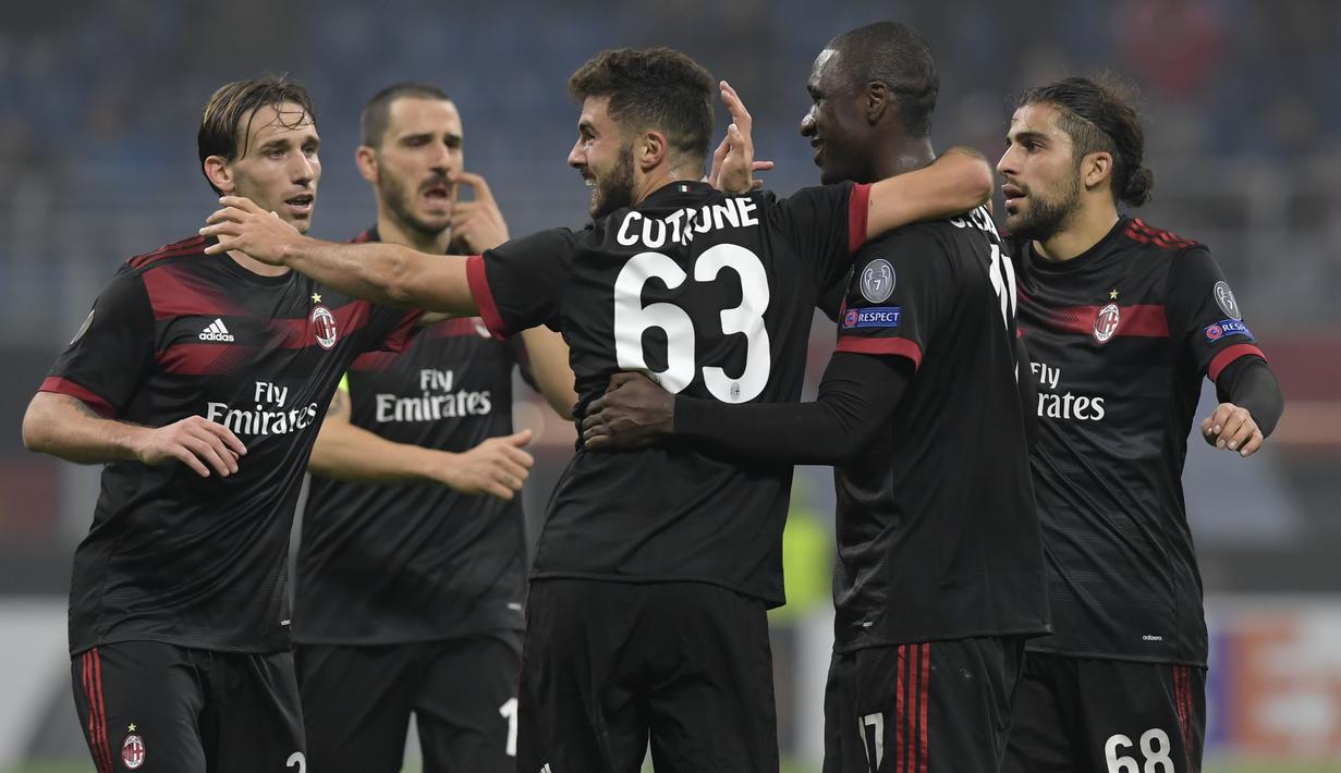Para pemain AC Milan merayakan gol Patrick Cutrone  ke gawang FK Austria-Wien pada laga grup D Liga Europa di San Siro stadium, Milan, (23/11/2017). Milan menang telak 5-1. (AFP/Miguel Medina)