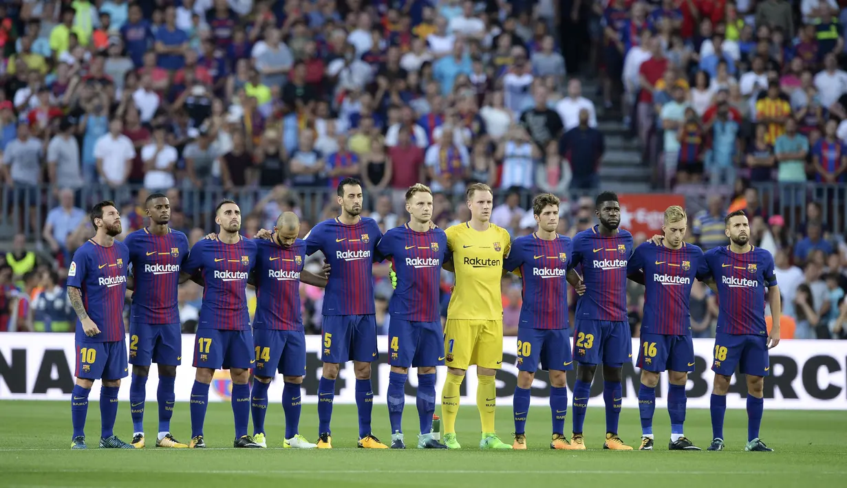 Para pemain Barcelona mengenang korban teror sebelum laga melawan Real Betis pada laga La Liga Spanyol di Camp Nou stadium, Barcelona, (20/8/2017). Barcelona menang 2-0. (AFP/Josep Lago)