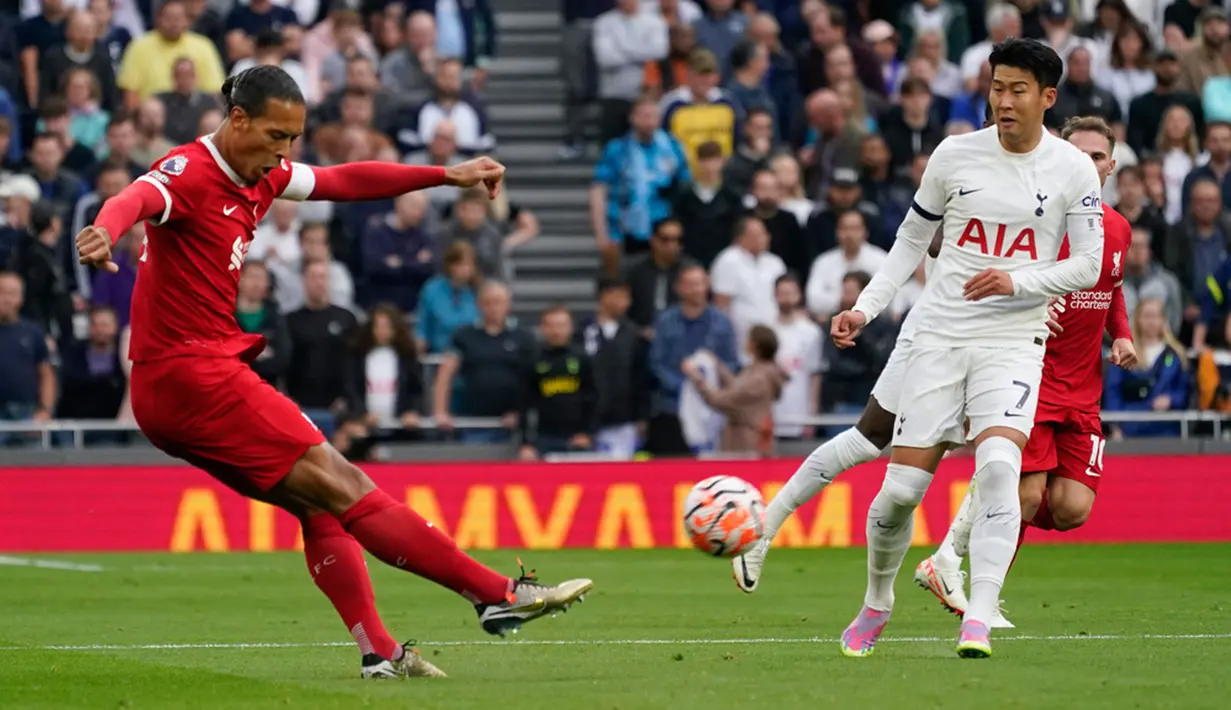 Liverpool sempat mencetak gol melalui Luis Diaz di menit ke-34. Diaz menyelesaikan umpan terobosan Mohamed Salah. Namun VAR menganulir gol ini. Diaz dianggap sudah terjebak off-side. (AP Photo/Alberto Pezzali)
