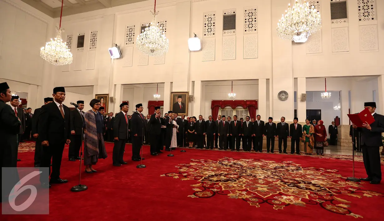 Presiden Joko Widodo saat memimpin acara pelantikan di Istana Negara, Jakarta, Rabu (27/7). Jokowi melantik menteri baru kebinet kerja. Ada 13 pos kementerian/lembaga yang dirombak, sembilan di antaranya diisi wajah baru. (Liputan6.com/Faizal Fanani)