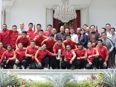 Presiden Joko Widodo (Jokowi) berfoto bersama pemain dan ofisial Timnas U-22 Indonesia di Istana Merdeka, Jakarta, Kamis (28/2). Timnas Indonesia U-22 baru saja mengharumkan nama negara, usai menjuarai Piala AFF U-22 2019. (Liputan6.com/Angga Yuniar)