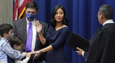 Michelle Wu mengangkat tangannya ketika mengambil sumpah jabatan sebagai Wali Kota Boston, di Balai Kota Boston, Selasa (16/11/2021). Michelle Wu dilantik sebagai perempuan pertama yang menjabat sebagai Wali Kota Boston. (AP Photo/Charles Krupa)