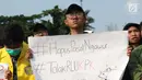 Sejumlah mahasiswa dari berbagai perguruan tinggi di Jakarta melakukan aksi unjuk rasa di depan Kompleks Parlemen RI, Senin (16/9/2019). Dalam aksinya, mereka menolak berbagai RUU yang sedang adan akan dibahas oleh para anggota dewan. (Liputan6.com/Helmi Fithriansyah)