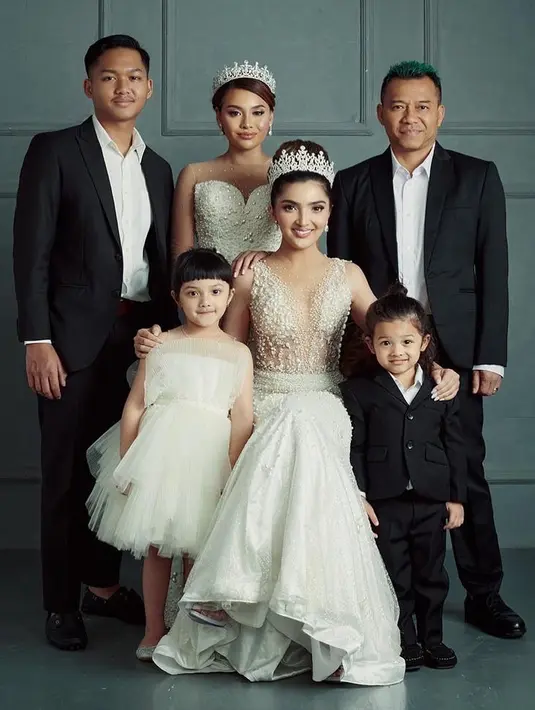 “Apa sih yang bisa kita lakuin untuk hadapin ini, ya diam di rumah. Virusnya pun obatnya nggak ada. Vaksinnya belum ketemu, ya bijaksananya kita di rumah aja," lanjut Anang. (Instagram/ashanty_ash)