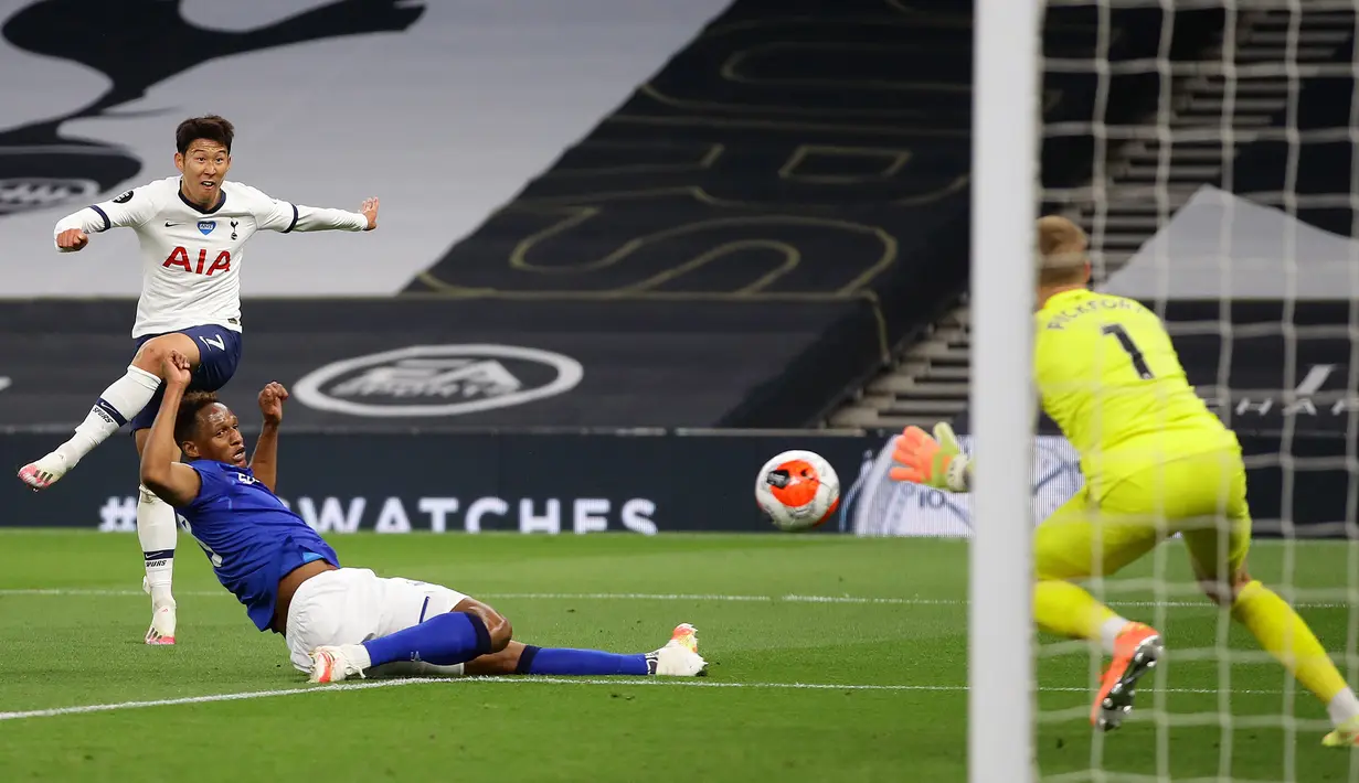Striker Tottenham Hotspur, Son Heung-Min, berusaha mencetak gol ke gawang Everton pada laga lanjutan Premier League di Tottenham Stadium, Selasa (7/7/2020) dini hari WIB. Tottenham menang 1-0 atas Everton. (AFP/Richard Heathcote/pool)