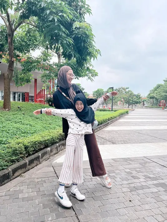 Tampil kompak dengan sang bunda, Khanza Aliyah disebut Poppy Bunga versi mini. Poppy Bunga yang awet muda di usia 31 tahun membuat kebersamaannya bareng sang buah hati ini disebut bak kakak adik. Kenakan outfit dengan warna bak cewek bumi, ibu dan anak artis semakin terlihat kompak. (Liputan6.com/IG/poppybungariphat)
