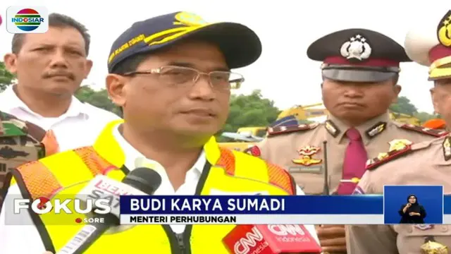 Menteri Perhubungan Budi Karya Sumadi meninjau lokasi kejadian dan meminta Komite Nasional Keselamatan Konstruksi (KNKT) untuk mengevaluasi