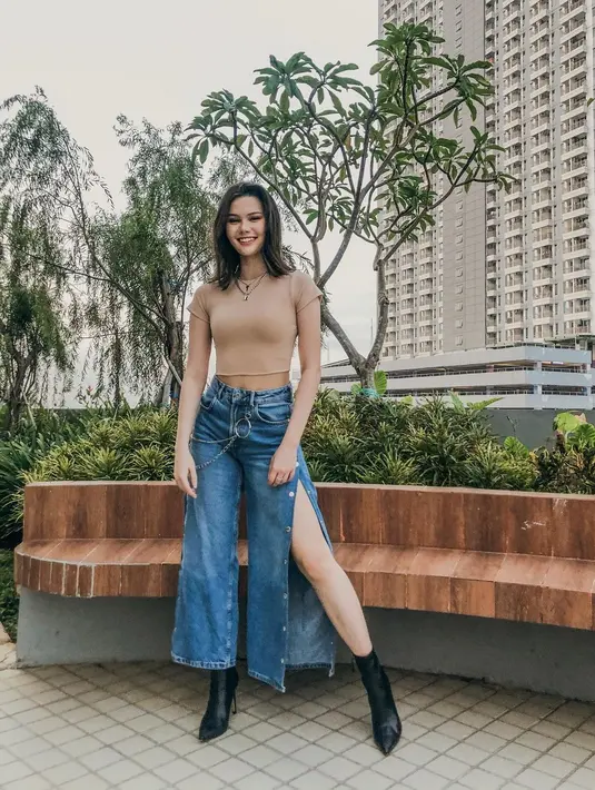 Pose mengenakan summer look, Fabienne Nicole pamer body goals. Dalam balutan cropped top cokelat muda polos, dipadu celana jeans unik dengan sisi kanan-kirinya berkancing terbuka. [Foto: Instagram/fabienne_fng]