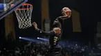 Pebasket Rans PIK Basketball, Laquavius Cotton beraksi saat IBL All Star 2022 Dunk Contest di Hall Basket GBK, Senayan, Kamis (31/03/2022). (Bola.com/Bagaskara Lazuardi)