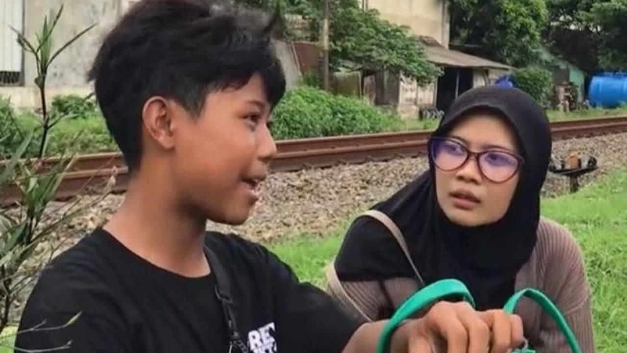 Menjadi anak yang harus bekerja demi keluarga tentu tak mudah.&nbsp;