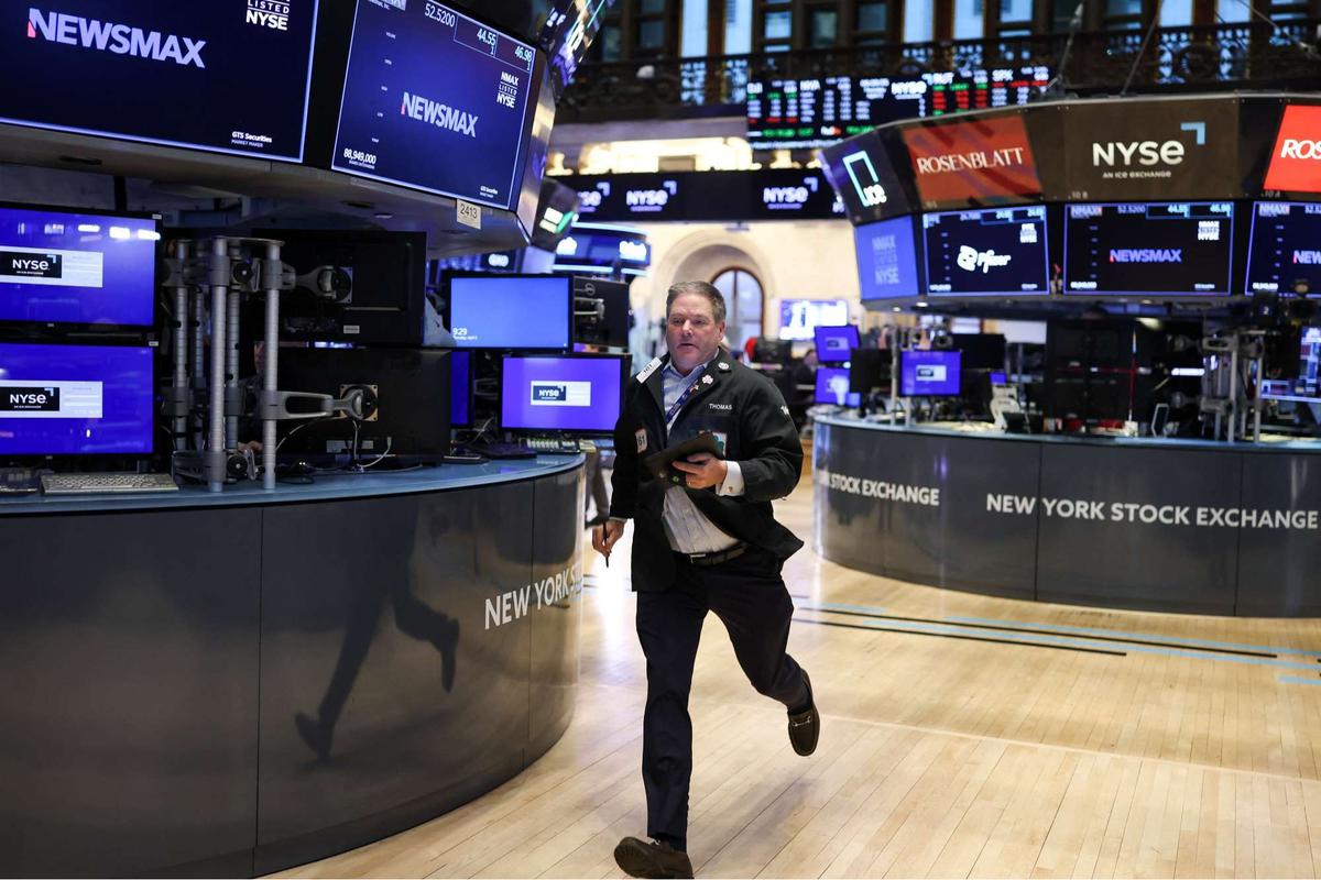 Wajah Cemas Trader Kala Wall Street 'Kebakaran' Imbas Kebijakan Tarif Imbal Balik Donald Trump