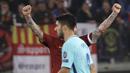 Striker Barcelona, Luis Suarez, tampak lesu saat meninggalkan lapangan usai ditaklukkan AS Roma pada laga leg kedua perempat final Liga Champions, di Stadion Olimpico, Selasa (10/4/2018). AS Roma menang 3-0 atas Barcelona. (AP/Gregorio Borgia)
