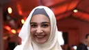 Setelah menjadi seorang istri, Shireen Sungkar mulai terpikir untuk mengenakan hijab. Bukan lantaran disuruh suami, Teuku Wisnu melainkan hanya diingatkan. Shireen melihat bahwa dosa tidak mengenakan hijab, ditanggung oleh suami. (Andy Masela/Bintang.com)